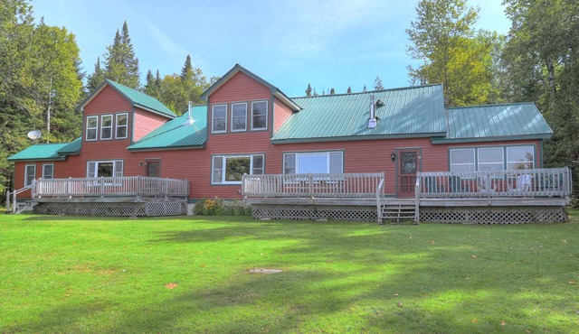 Ark - Gull Pond home with walk in area to the water