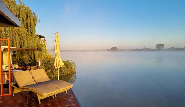 Ark-imedes - Unique float home on the Murray River