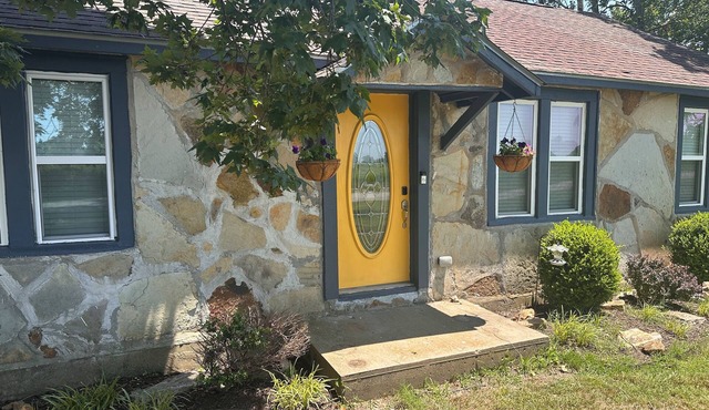 Arkansas “giraffe” farm house - Buttercup Cottage