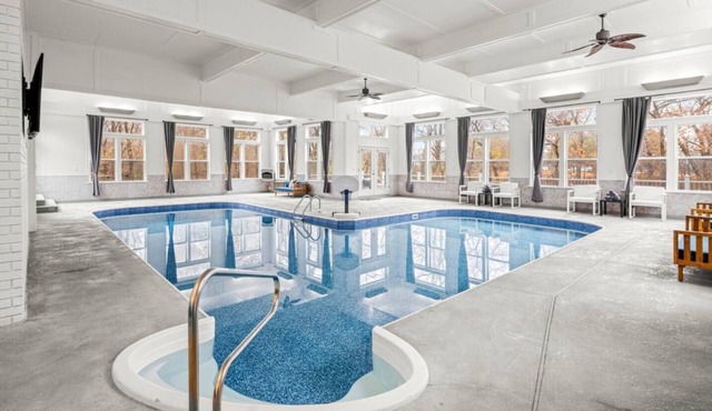Arkansas Grand Oasis: Heated Indoor Pool, Hot Tub & More!