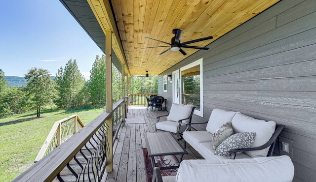 Arkansas Retreat w/Deck, Fire Pit & Mtn Views!