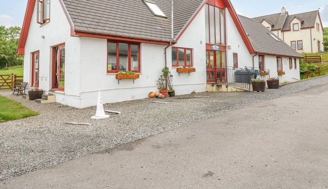 ARLE LODGE, family friendly, with a garden in Salen, Isle Of Mull
