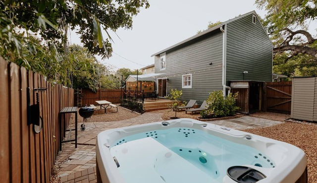 ARLI HAUS. Elevated Sarasota Vacation. Hot Tub, 4BR with 2xKing 5mi to the beach