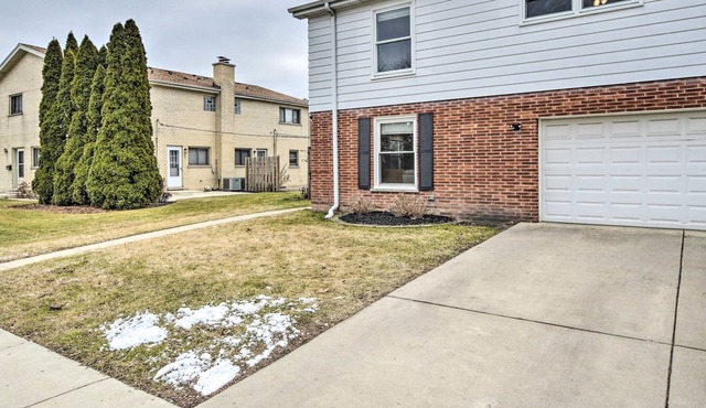 Arlington Heights Townhome: 33 Mi to Chicago