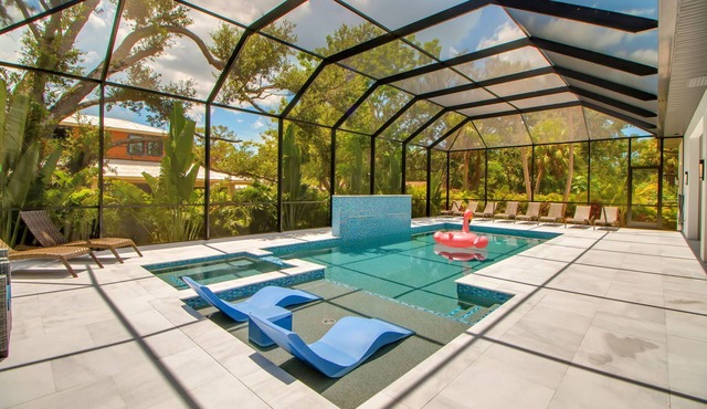 Arlington Oasis - Luxury 5 Bed Home, Heated Pool, E-bikes by Gulf Coast Holiday Homes