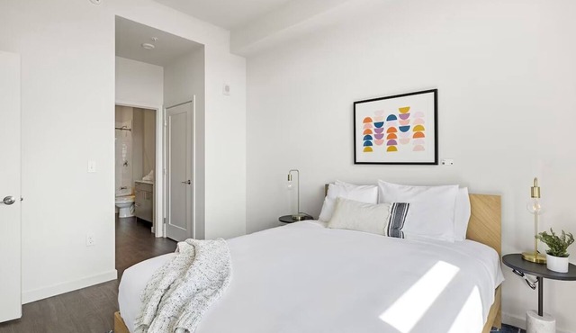 Arlington Stay | Rooftop Deck & Kitchen | Steps to Ballston Metro & Dining