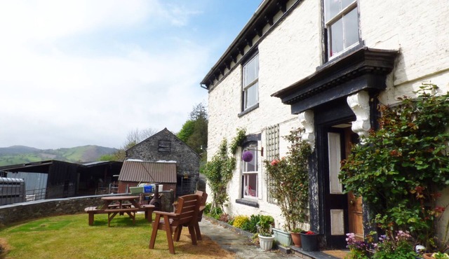 ARLLEN FAWR, pet friendly, with open fire in Llanrhaeadr-Ym-Mochnant