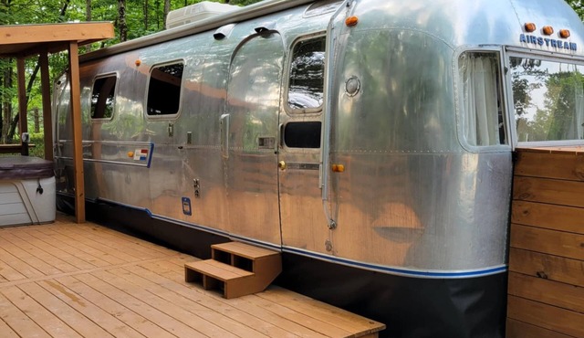 Arlo is a cozy RV in delightful Hico with WiFi, AC