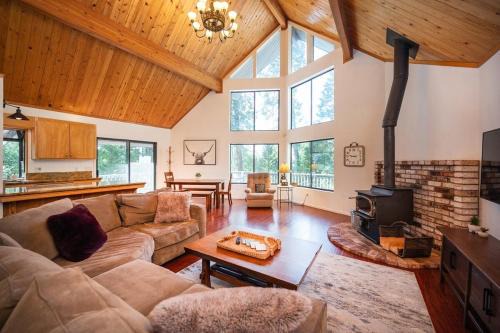 Arnold A Frame Cabin with Hot Tub and Guest Suite