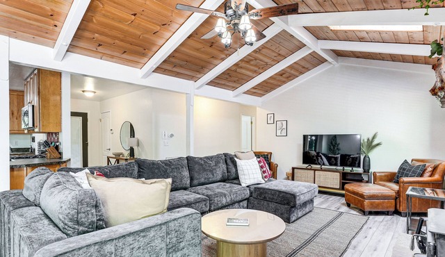 Arnold Family Cabin w/Hot Tub, Arcade & Deck