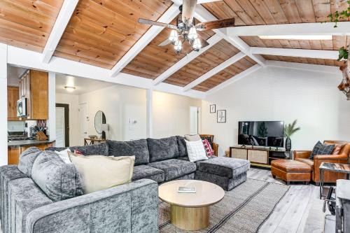 Arnold Family Cabin with Hot Tub, Arcade and Deck