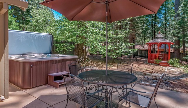 ARNOLD SCHWARTZENCABIN - PET FRIENDLY W/FENCED BACK YARD AND HOT TUB