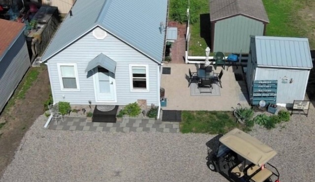 Arnolds Park Cozy Cottage & Gazebo Steps to Okoboji Lake & Park