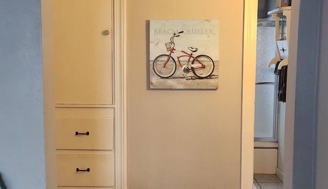 Arnolds Park - prime location - walk everywhere - Historic 1940's cottage.