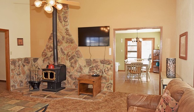 Arnolds River Retreat - In town - On The River - Cable - Washer/Dryer - Wood Sto