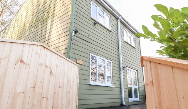 ARNSIDE HOUSE, pet friendly in South Lakeland Leisure Village