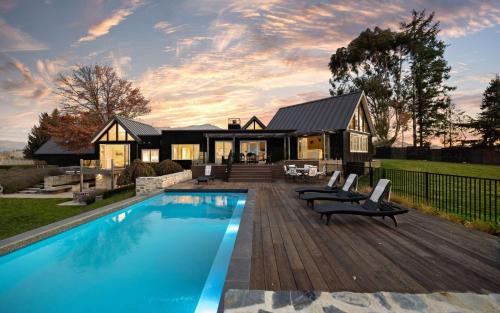 Aroha Homestead Luxury Holiday Home by MajorDomo