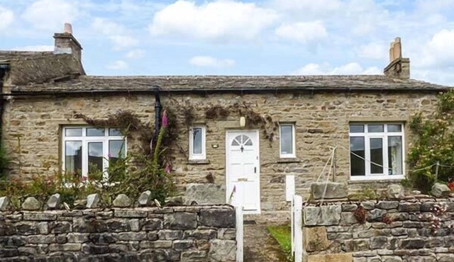 AROS, pet friendly, with open fire in Langthwaite