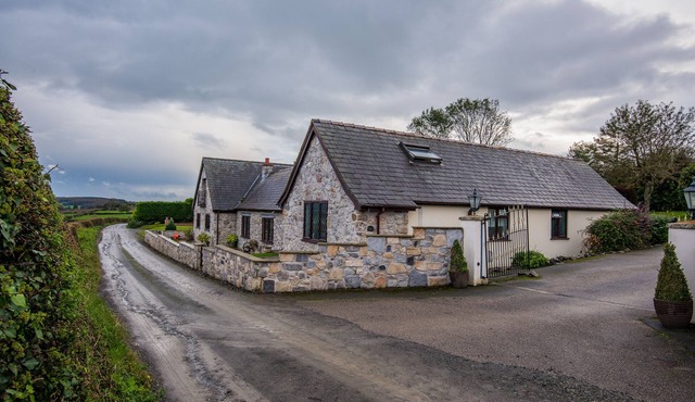 AROSFA, pet friendly, luxury holiday cottage in Trelawnyd