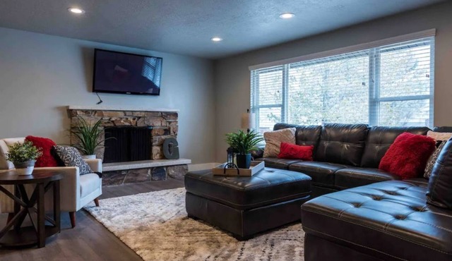 Around The Bend Bungalow - Large Groups Welcome.