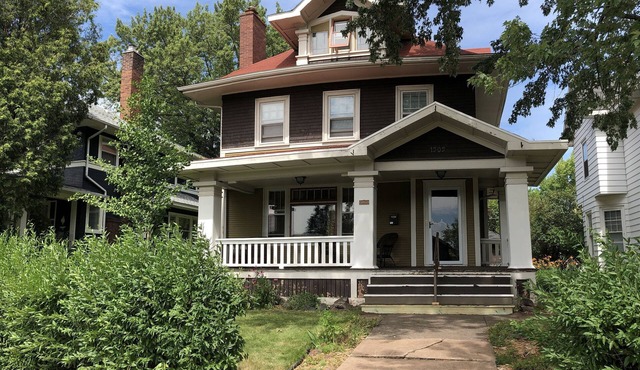 Arris House - Historic elegance. Modern conveniences. Chair Lift for Mobility.