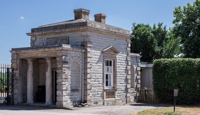 Arrow Lodge at Ragley Estate - sleeps 2 guests in 1 bedroom