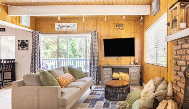 Arrowhead cabin sleeps 12 fast wifi newly remodeled