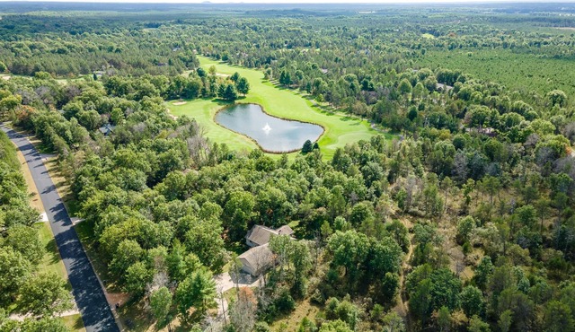 Arrowhead Getaway-Uniquely situated 100 ft from 17th tee of the Pines at Lake Arrowhead Golf Course