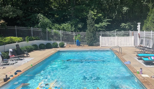 Arrowhead WorldCup travelers beautiful, n 2 bedroom residential Apt. 11Mi from