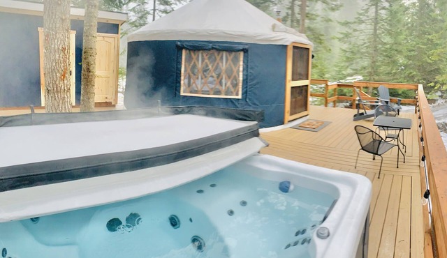 ARROWLEAF LUXURY YURT NEAR LAKE PEND OREILLE