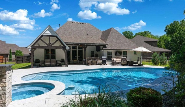 Arrows Resort w/Pool & Spa