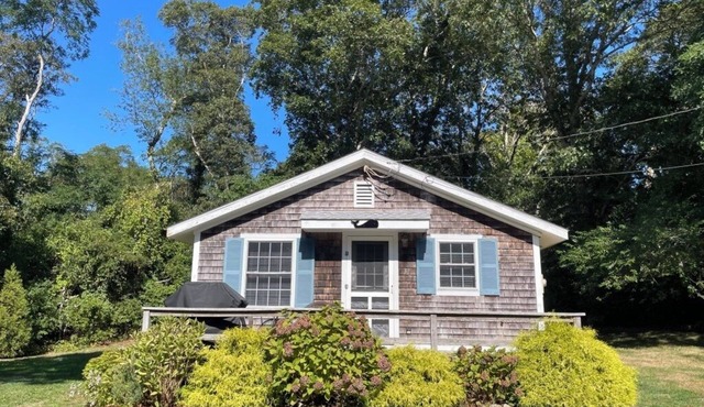 Arrowsmith Cottage - Oak Bluffs - 1 mi to Eastville Point Beach via bike path.