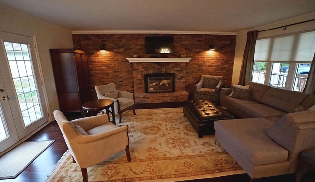Arrowstone Luxury Farmhouse in Historic Old Town, Niagara-on-the-Lake.