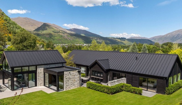 Arrowtown Luxury Estate - Use of pool, tennis courts and gym