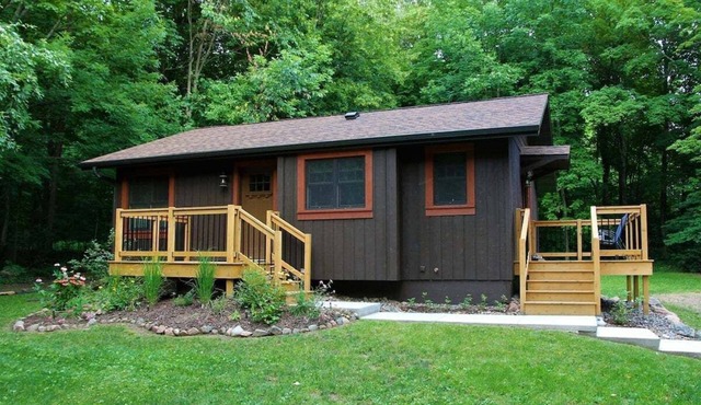 Arrowwood Lodge is a charming 1-bedroom cabin situated just a block from Lake Namakagon.