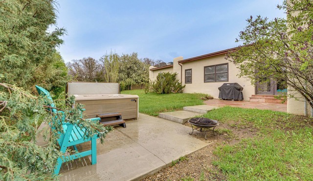 Arroyo Seco Adobe w/Hot Tub Near Taos Ski Valley!