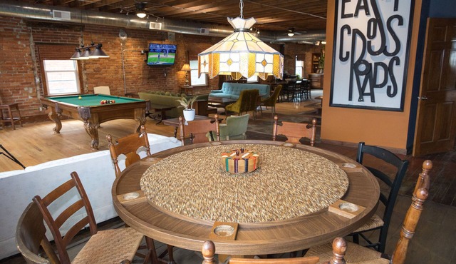 Art Alley Attic – Spacious Loft Near Breweries, Distilleries, Bars in Crossroads