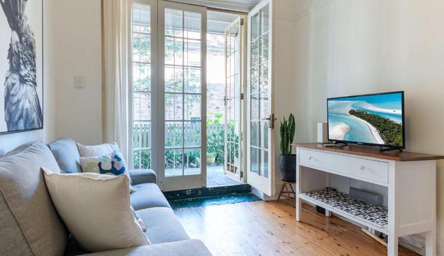 Art Deco 1 Bed Apt close to Beach & CBD