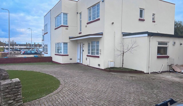Art Deco 5-bedroom house with WiFi in Weston-super-Mare Close to Beach & Town