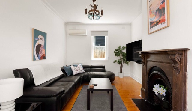 Art Deco Era Guest Cottage with Off Street Parking