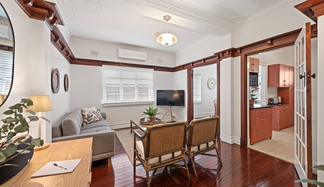 Art Deco in Ascot! ~ 2Bed/1Bath/1Car