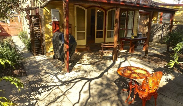 Art Deco Inspired Country Style 2bdrm House, Single Level, Free Parking & Wifi