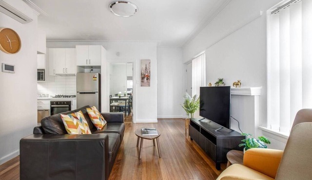 Art Deco Modern within Elwoods Inner city Scene