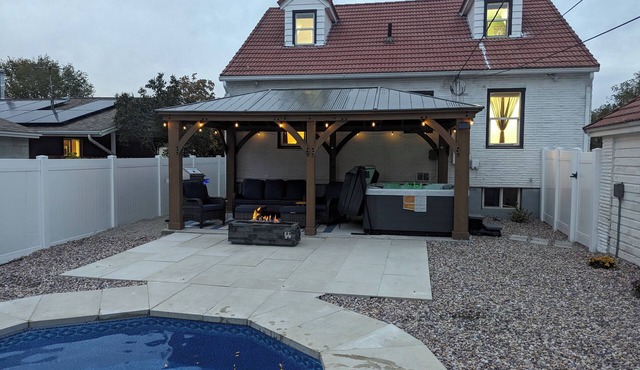 Art Deco Oasis: Pool, Hot Tub, 5 BDR, 3 BTH, 2 King Beds, Arcade, BBQ, 4 TV's