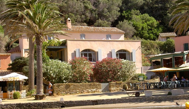 Art-deco villa located in the heart of the charming little port of the island of Port-Cros
