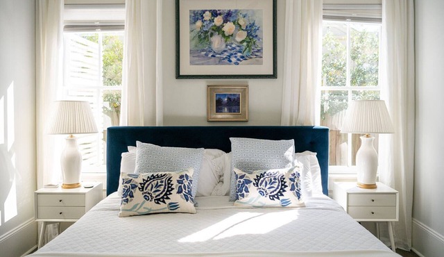 Art-filled 2-bedroom cottage with WiFi and AC in New Orleans