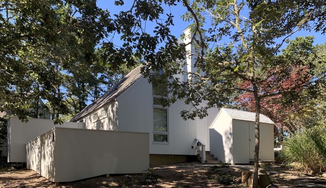 ART FILLED BEACH COTTAGE IN THE PRIVATE WATERFRONT COMMUNITY OF WATERVIEW FARMS!