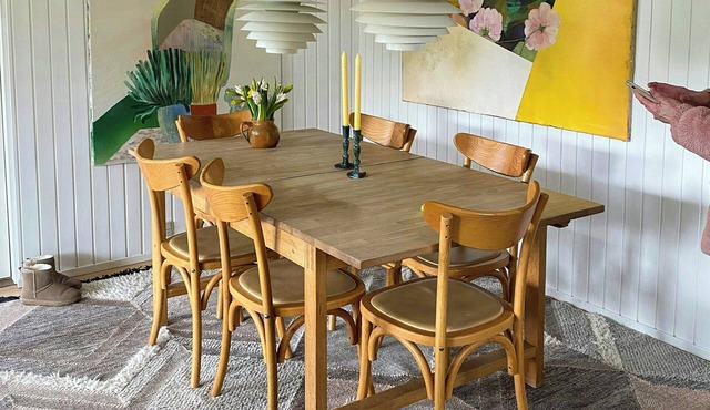 Art-filled cottage by heath and bathing beach