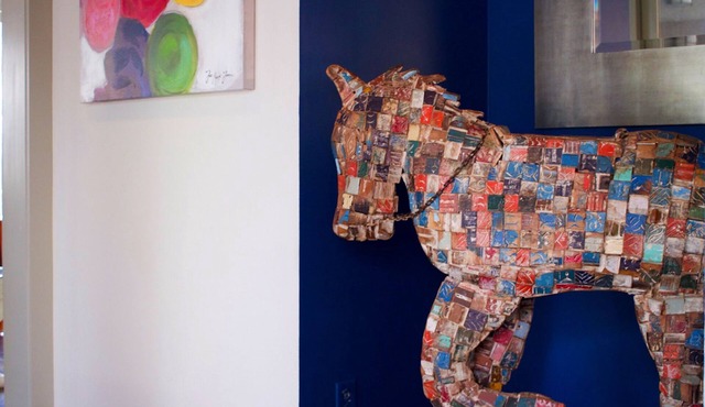 Art-filled home, 2 mi to town, Pets ok. Hot tub! Winter special!