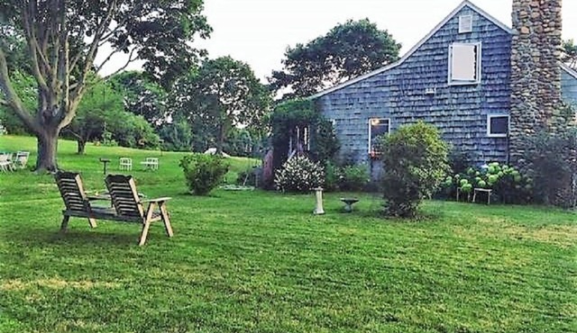 Art filled house 3.5 acre. 1 min from beach